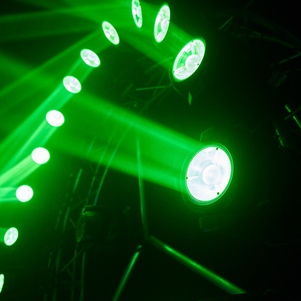 Cameo MOVO BEAM 200 - Beam moving head med endeløs rotasjon og LED-ring