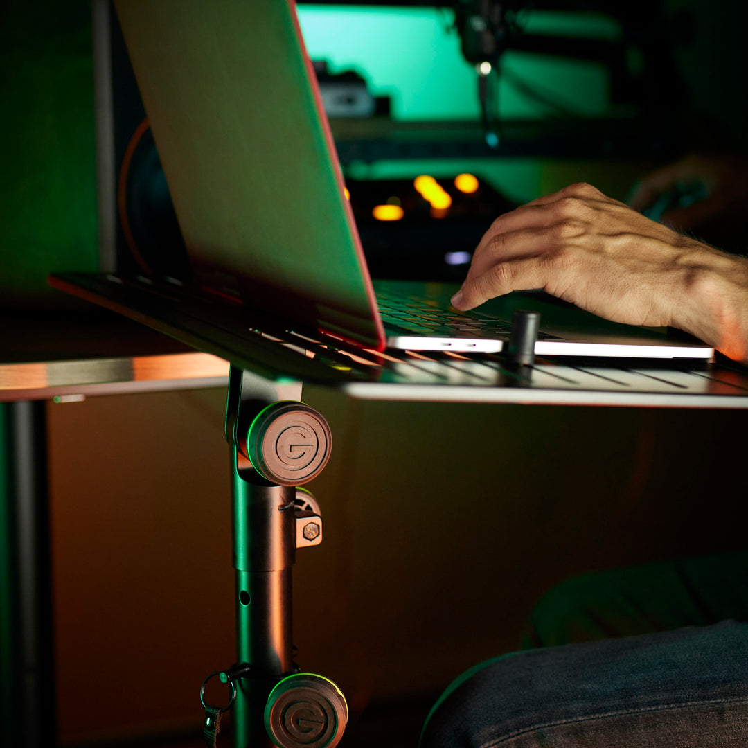 Gravity LTS T 02 B - Universelt laptopstativ med justerbare holdepinner og stålbase, svart