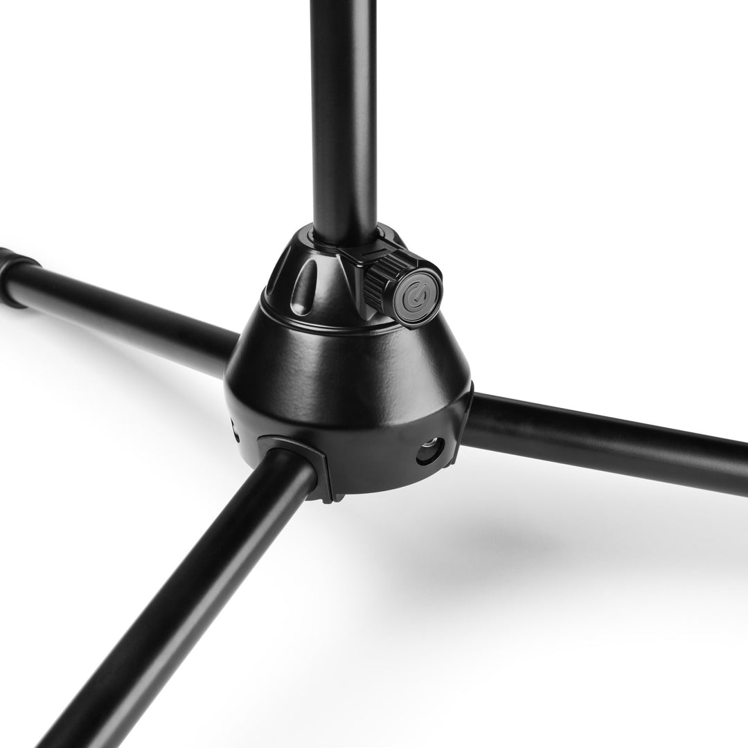 Gravity TMS 4321 OH B – Overhead-mikrofonstativ for turnébruk med ekstra bredt sammenleggbart trebeinstativ og ekstra lang bomarm