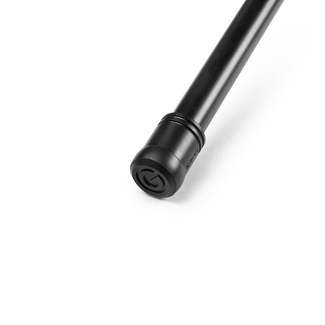 Gravity TMS 4321 OH B – Overhead-mikrofonstativ for turnébruk med ekstra bredt sammenleggbart trebeinstativ og ekstra lang bomarm