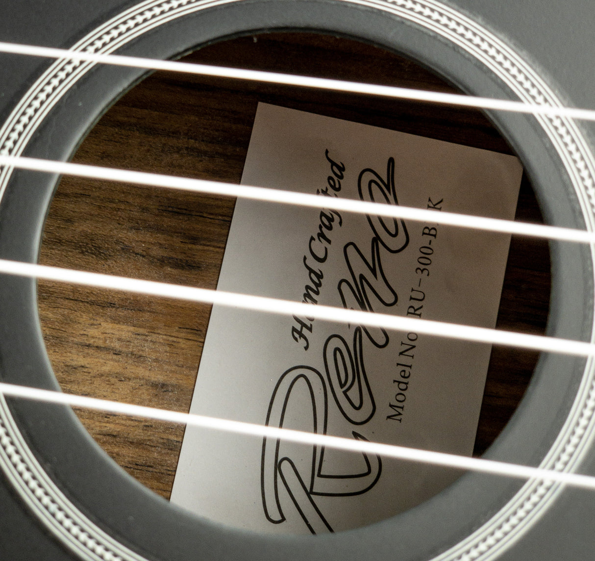 Reno RU300 Grand Concert Ukulele (svart)