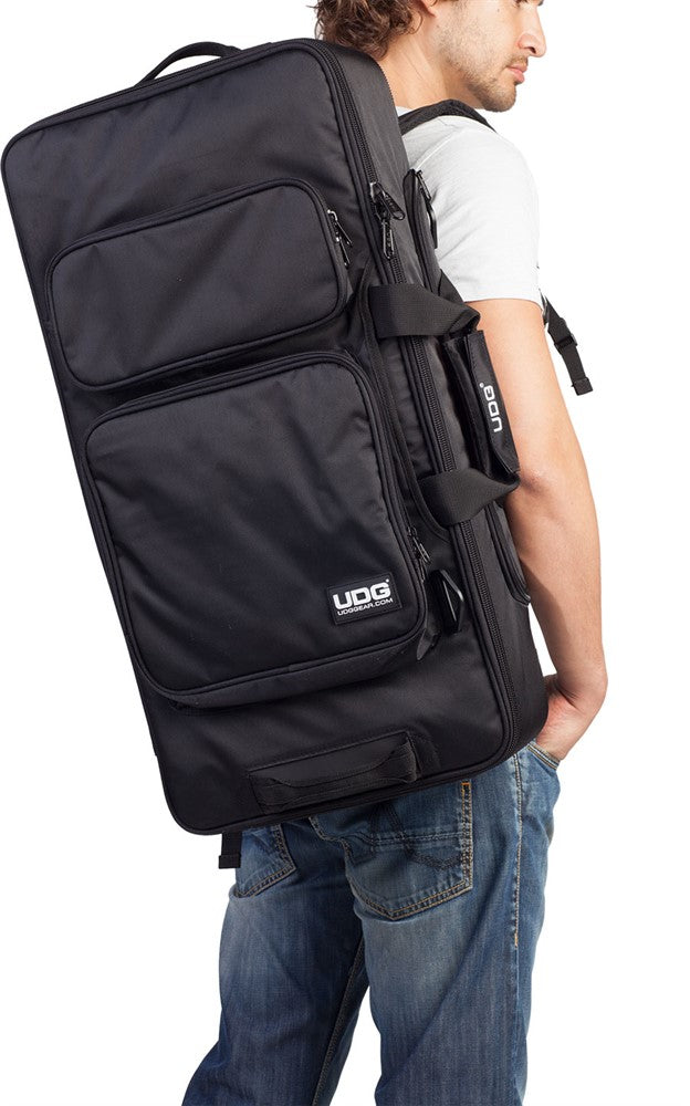UDG Ultimate MIDI kontrollere-ryggsekk Large svart/Orange innside MKII