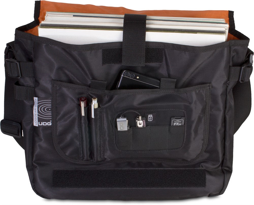UDG Ultimate CourierBag Svart, Oransje på innsiden