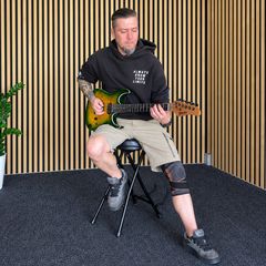 Hardman SB207 gitarstol med fotstøtte og gitarholder.