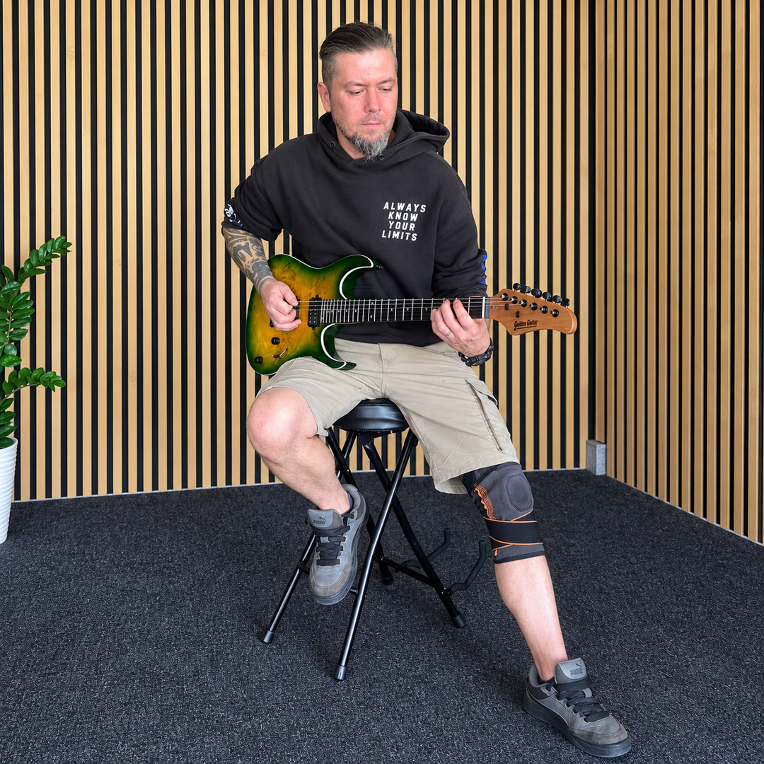 Hardman SB207 gitarstol med fotstøtte og gitarholder.