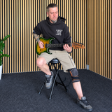 Hardman SB207 gitarstol med fotstøtte og gitarholder.
