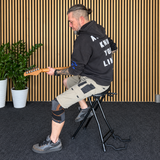 Hardman SB207 gitarstol med fotstøtte og gitarholder.