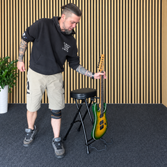 Hardman SB207 gitarstol med fotstøtte og gitarholder.