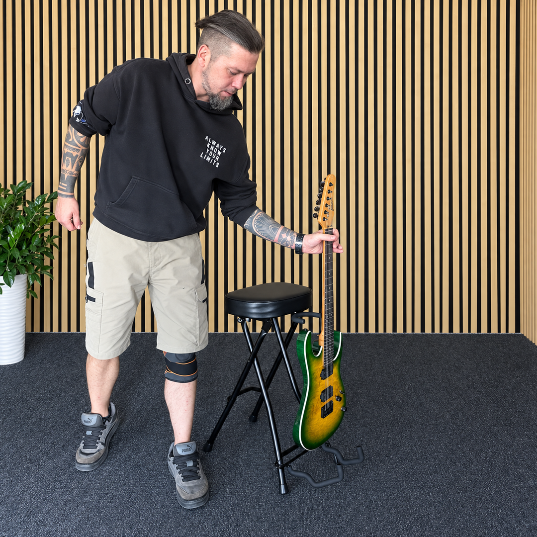 Hardman SB207 gitarstol med fotstøtte og gitarholder.