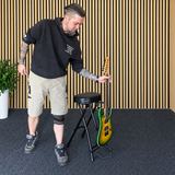 Hardman SB207 gitarstol med fotstøtte og gitarholder.