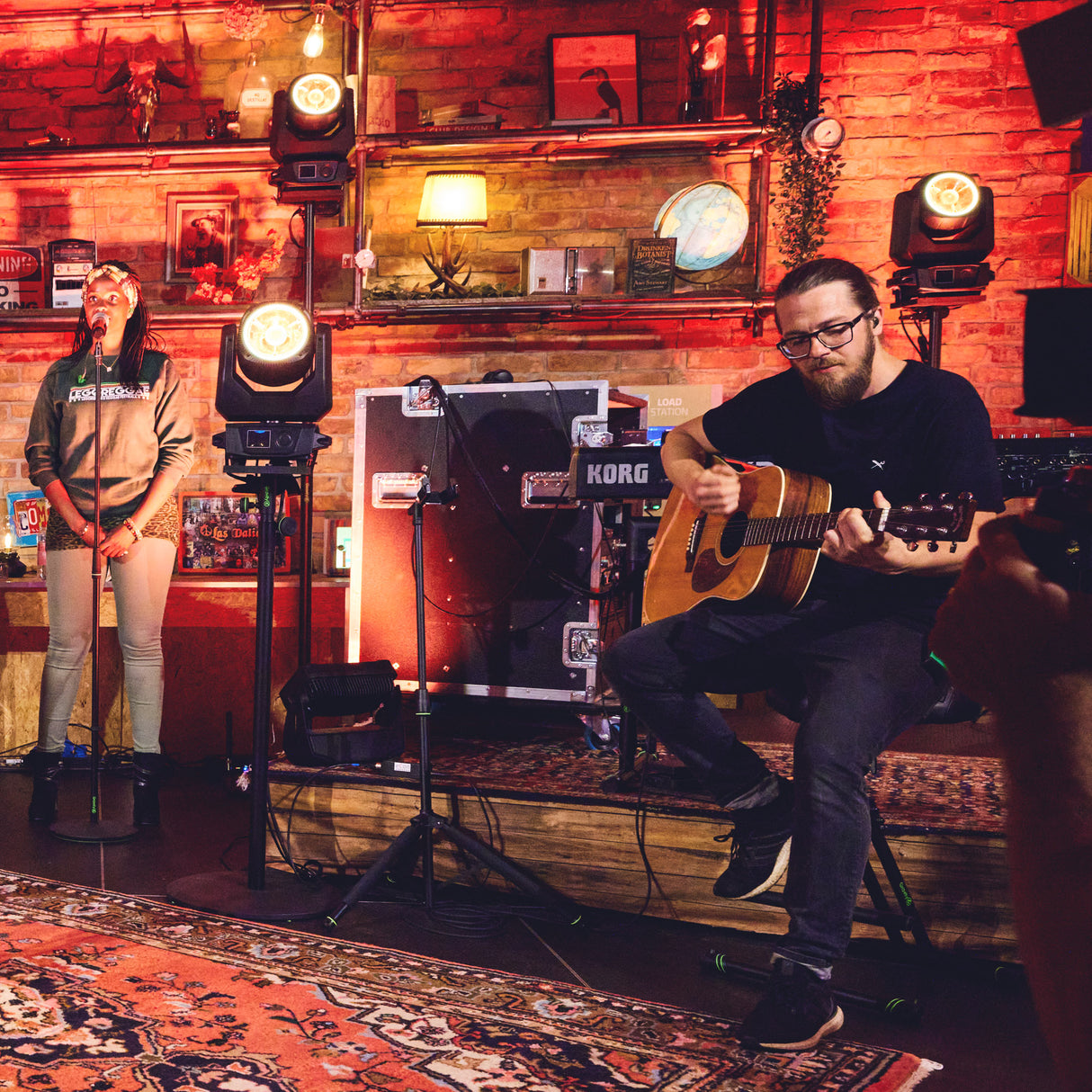 Cameo MOVO BEAM 200 - Beam moving head med endeløs rotasjon og LED-ring