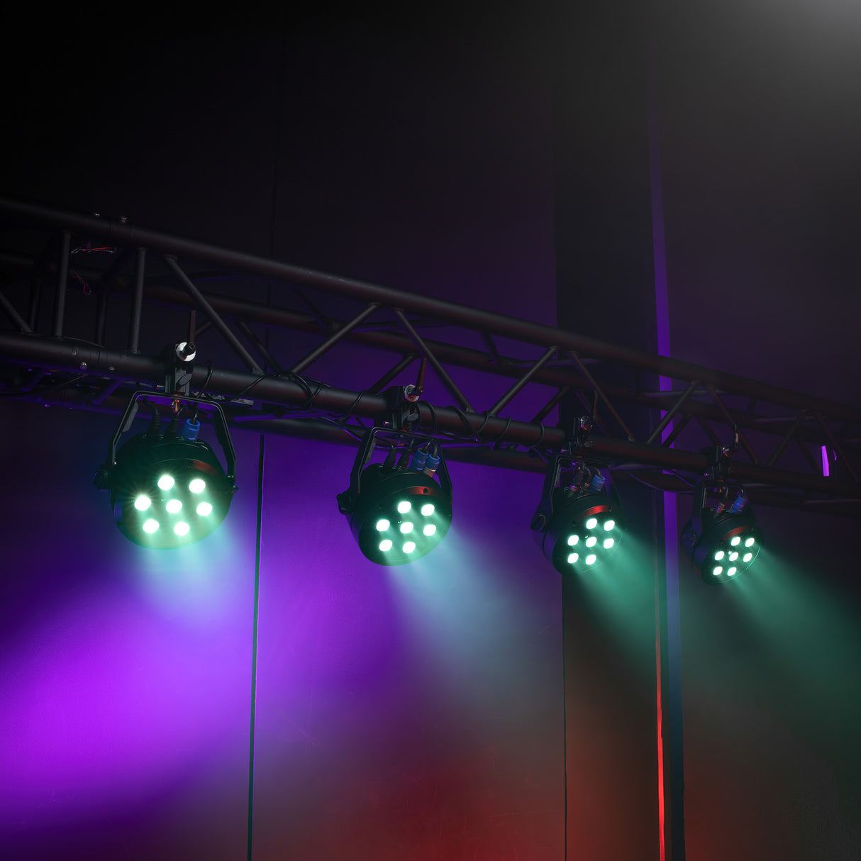 Cameo ROOT® PAR 4 SETT 1 - Sett inkludert 4 x CLROOTPAR4 inkl. IR-fjernkontroll (CLPFLAT1REMOTE)