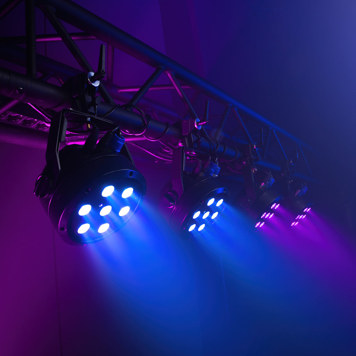 Cameo ROOT® PAR 4 SETT 1 - Sett inkludert 4 x CLROOTPAR4 inkl. IR-fjernkontroll (CLPFLAT1REMOTE)