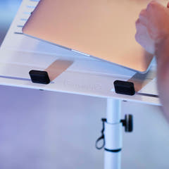 Gravity LTS T 02 W – Universelt laptopstativ med justerbare støttepinner og stålbase
