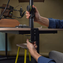 Gravity SP 3102 TM – Fleksibelt studiomonitostativ med bordklemme