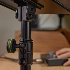 Gravity SP 3102 TM – Fleksibelt studiomonitostativ med bordklemme