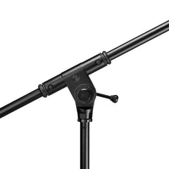 Gravity TMS 4321 OH B – Overhead-mikrofonstativ for turnébruk med ekstra bredt sammenleggbart trebeinstativ og ekstra lang bomarm