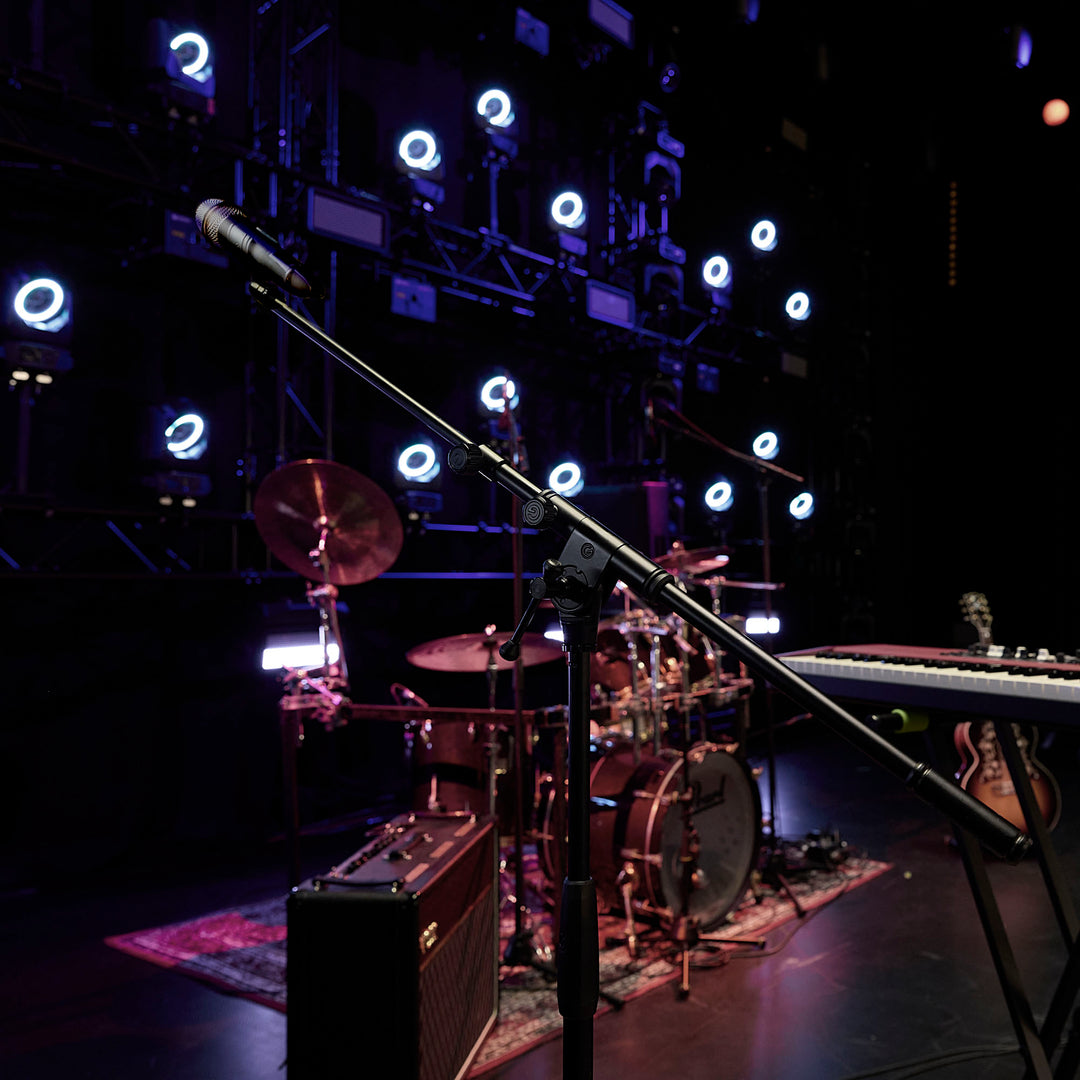 Gravity TMS 4332 B - Touring Series mikrofonstativ med sammenleggbart trefotsstativ og teleskopisk bomarm med 2-punktsjustering, sort