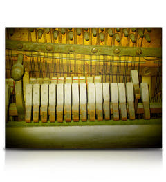 Gammelt, utslitt bestemor-piano