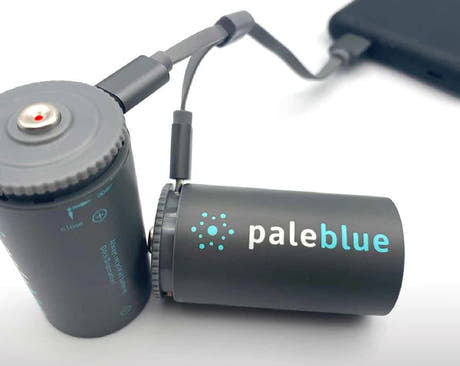 Pale Blue Li-Ion oppladbart D-batteri 2-pakning
