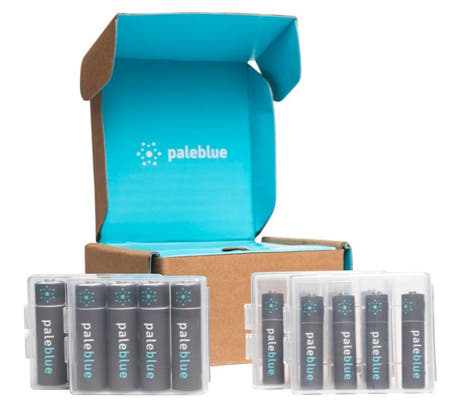 Pale Blue Sustainability Kit 8xAA/8xAAA inkludert 2 USB-C-kabler og batteri cases