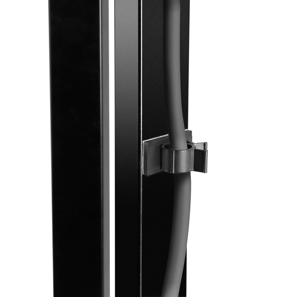 Adam Hall Stands SKDB 040 – Robust studiemonitorstativ med romslig hylle