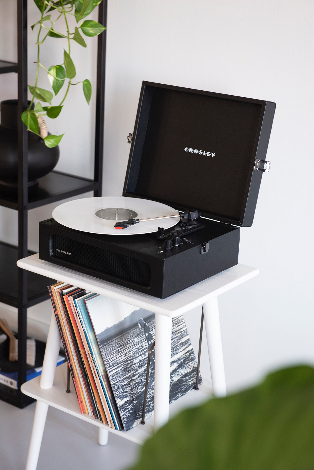 Crosley - Manchester Platespiller Møbel (Hvit)