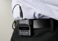 Tascam DR-10L opptaker med lavaliermikrofon, hvit