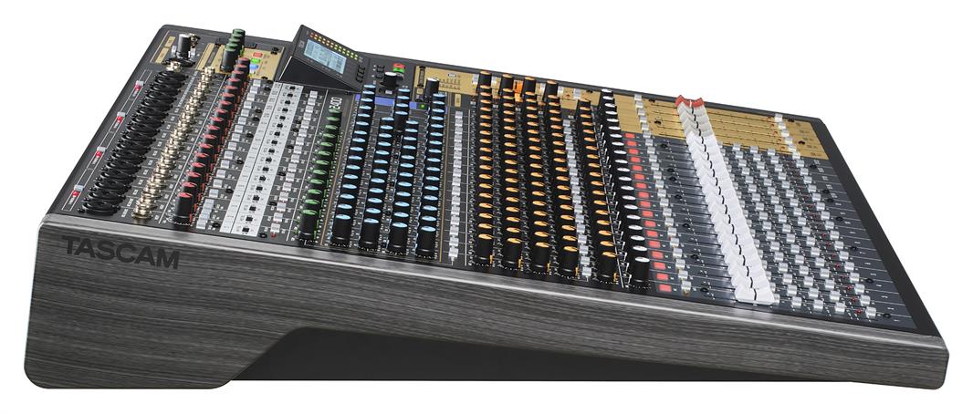 Tascam Model 2400 digitalmikser og digital 24-spors opptaker