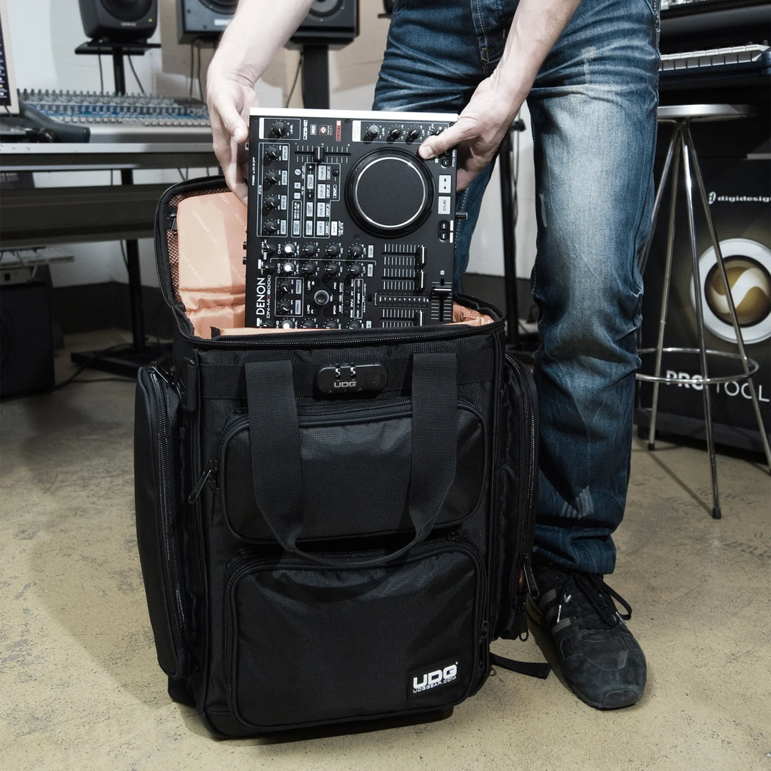 UDG Ultimate ProducerBag Stor - Svart / Oransje innvendig