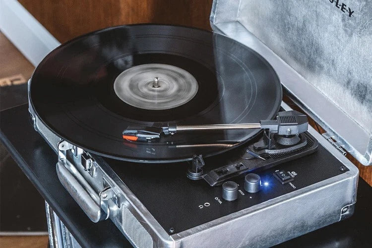 Crosley Cruiser Plus platespiller toveis Bluetooth (svart)