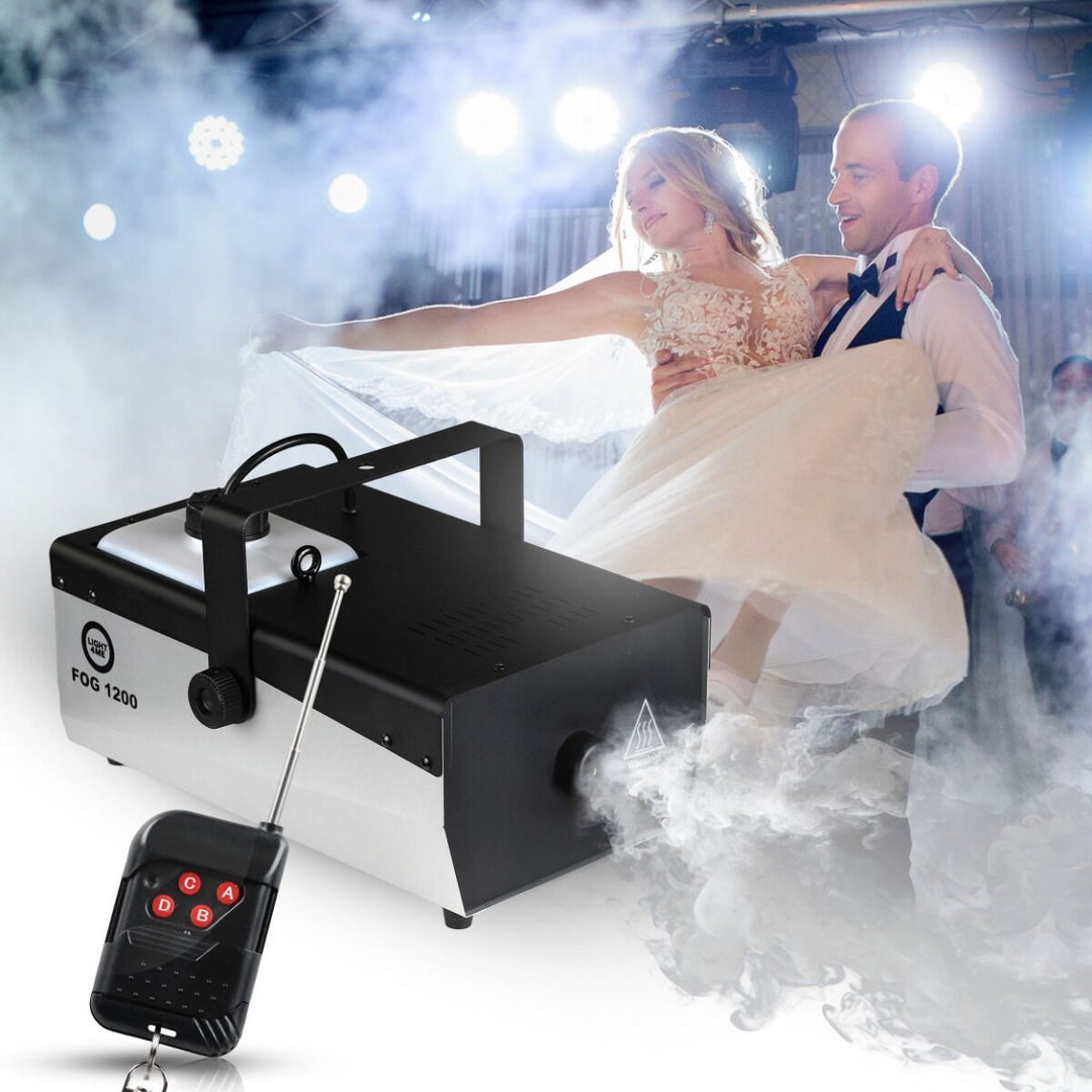 Light4Me Fog 1200 V2 Røykmaskin 1200W med Trådløs Fjernbetjening & DMX